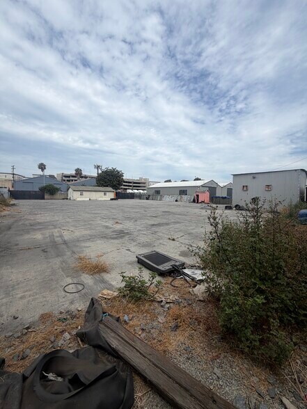 More Photos Of 10986 Vulcan St, South Gate Contractor Storage Yard For Sale