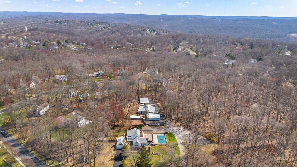 More Photos Of 8 Stonehedge Ln, Byram Township Veterinarian Kennel For Sale
