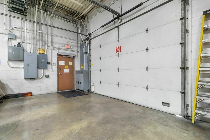 More Photos Of 3369 Boulevard Pl, Indianapolis Industrial For Lease