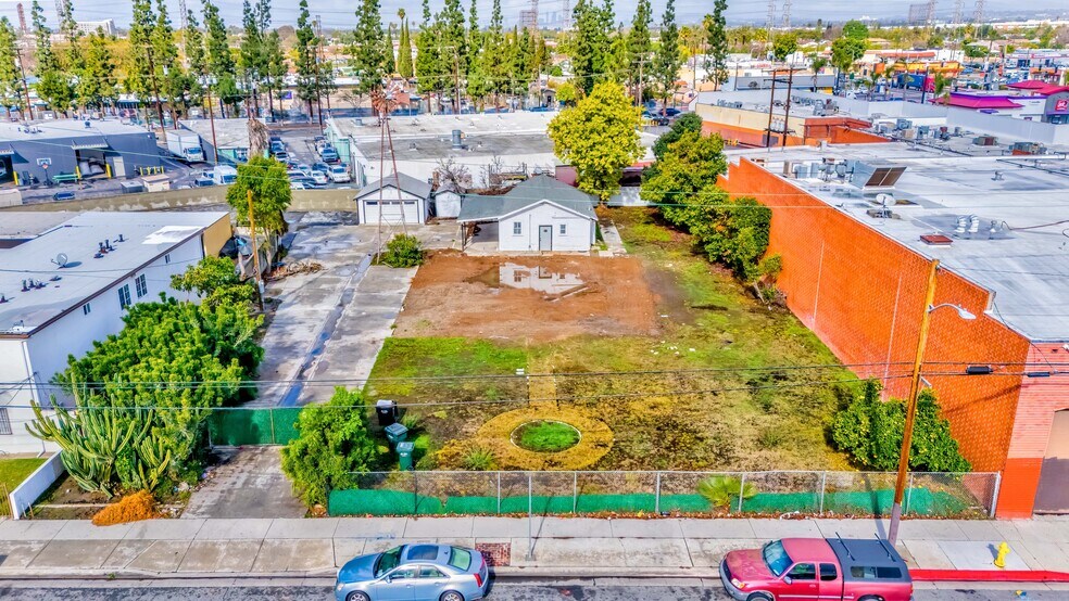 More Photos Of 7535 Perry Rd, Bell Gardens Contractor Storage Yard For Sale