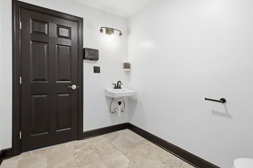 More Photos Of 805 E Prospect St, York General Retail For Sale