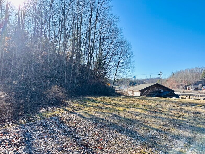 More Photos Of 178 Old Fayette rd, Oak Hill Showroom For Sale