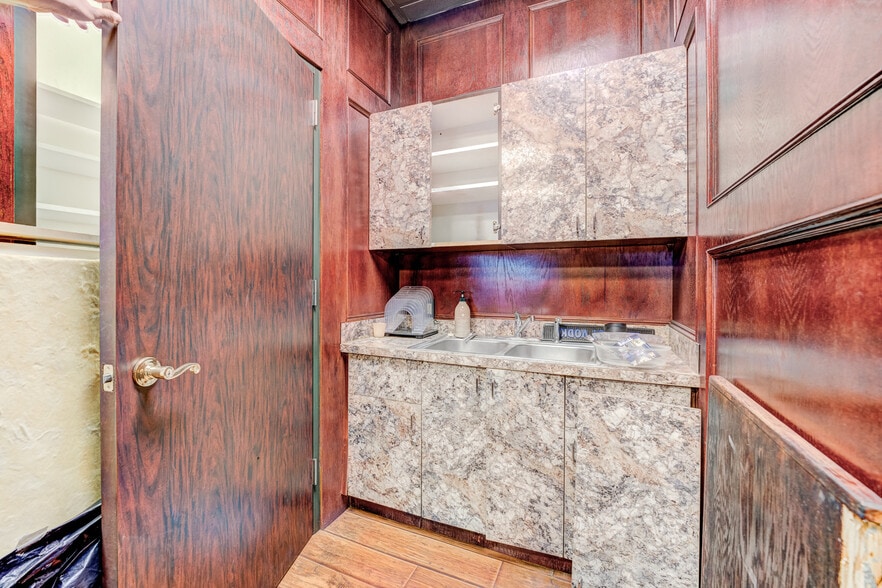 More Photos Of 324 Fm-1960 Rd, Houston General Retail For Sale