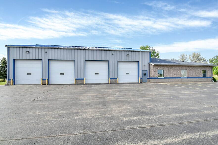 More Photos Of 844 Ontario Rd, Green Bay Showroom For Sale