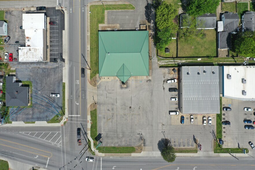 More Photos Of 2000 Covert Ave, Evansville Freestanding For Lease