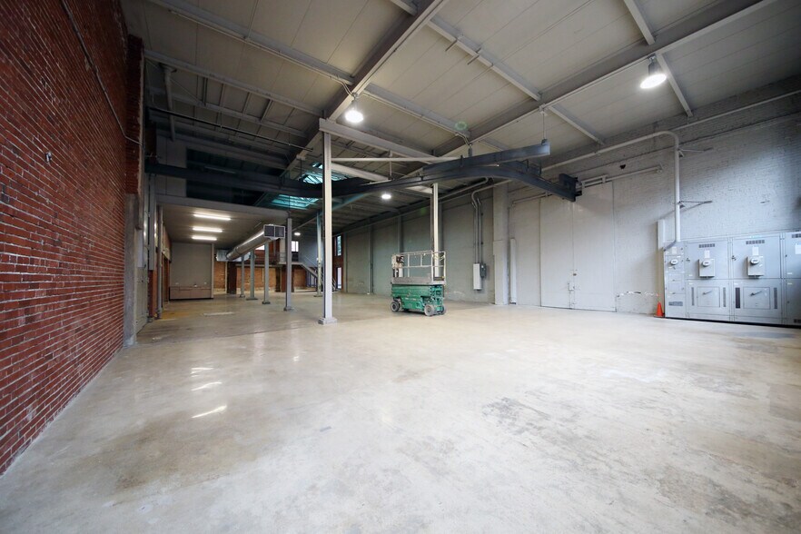 More Photos Of 900 W Cermak Rd, Chicago Warehouse For Lease