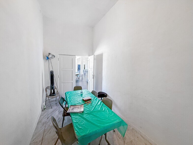 More Photos Of 7101 Menlo Ave, Los Angeles Specialty For Sale