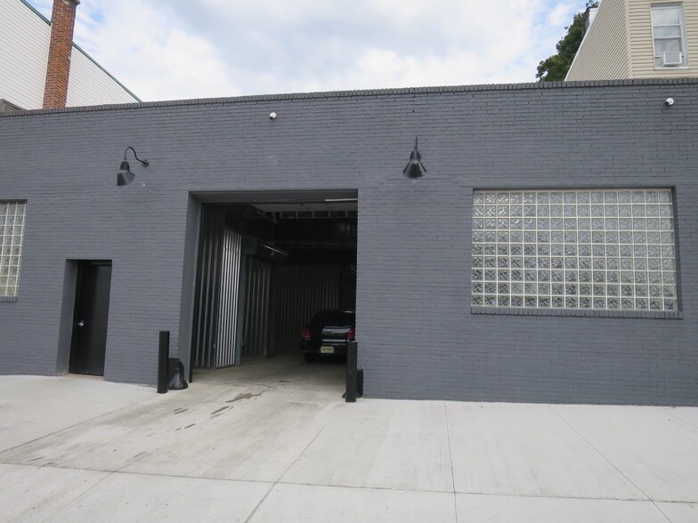 More Photos Of 910 Grand Ave, North Bergen Warehouse For Lease