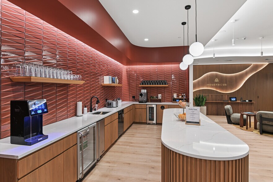More Photos Of 15301 Ventura Blvd, Sherman Oaks Coworking Space