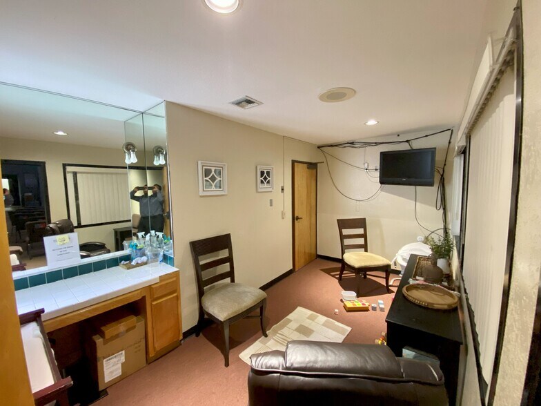 More Photos Of 4999 Holly Dr, San Diego Religious Facility For Lease