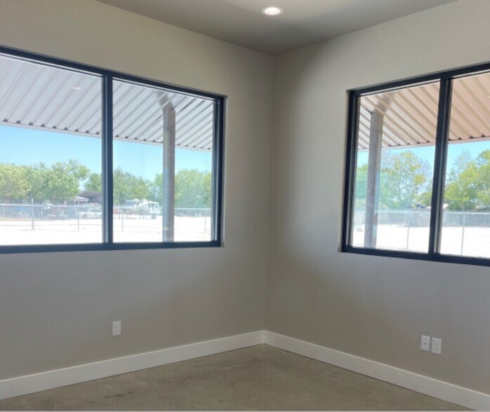 More Photos Of 109 Nxne Dr, Hutto Light Distribution For Lease