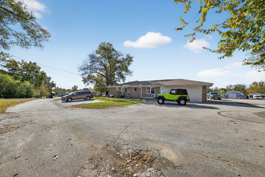 More Photos Of 302 S Lincoln Dr, Troy Office For Sale