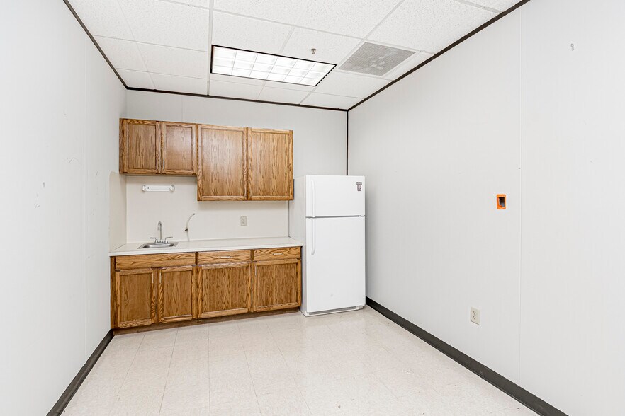 More Photos Of 3636 S Sherwood Forest Blvd, Baton Rouge Office For Lease