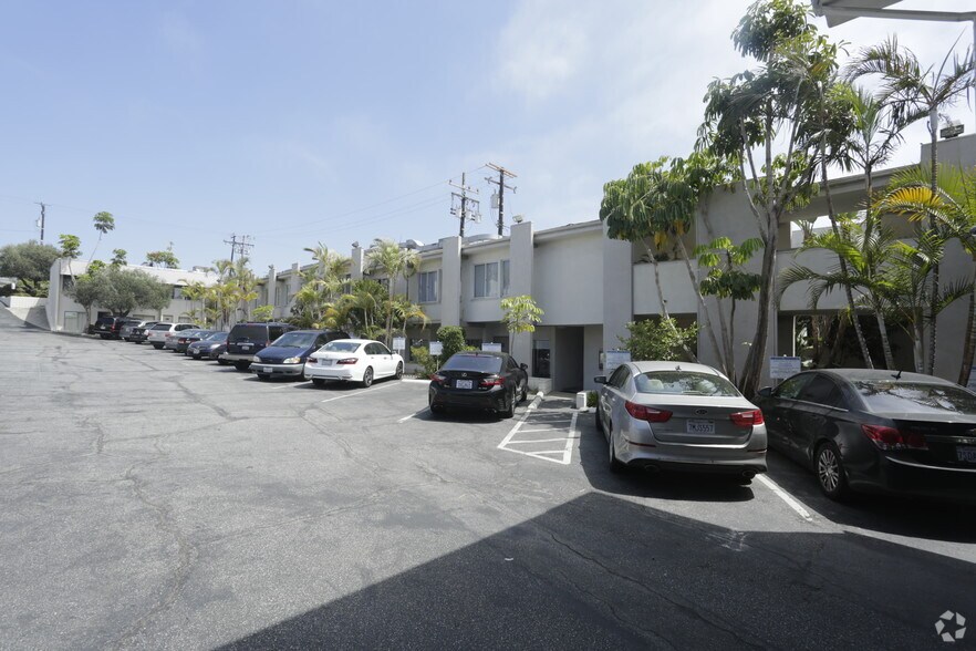 More Photos Of 2100 N Sepulveda Blvd, Manhattan Beach Office For Lease