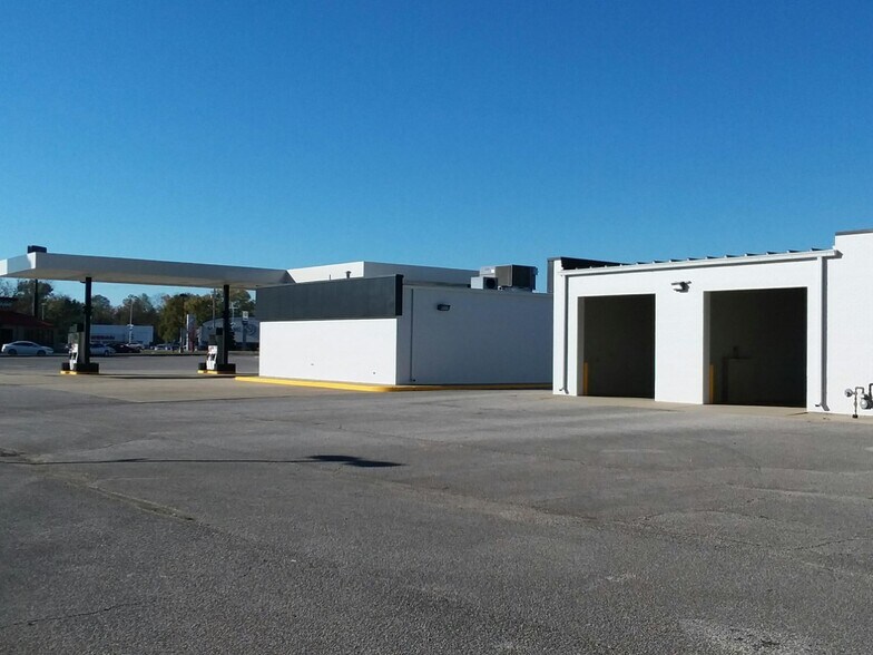 More Photos Of 606 Shirlee St, Vincennes Service Station For Sale