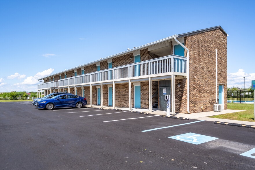 More Photos Of 700 Norris Harbor Dr, Crisfield Hotel For Sale