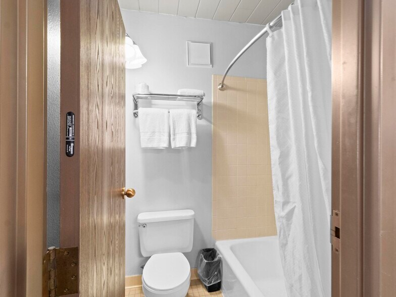 More Photos Of 1904 E Cedar St, Rawlins Hotel For Sale