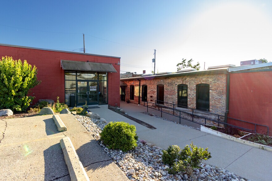 Primary Photo Of 1213 Center St, Lansing Medical For Sale