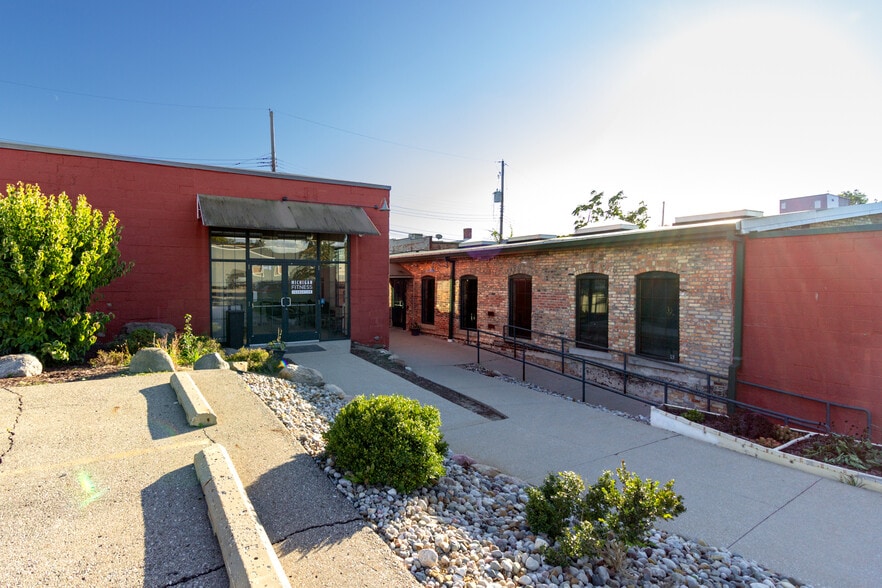 Primary Photo Of 1213 Center St, Lansing Medical For Sale