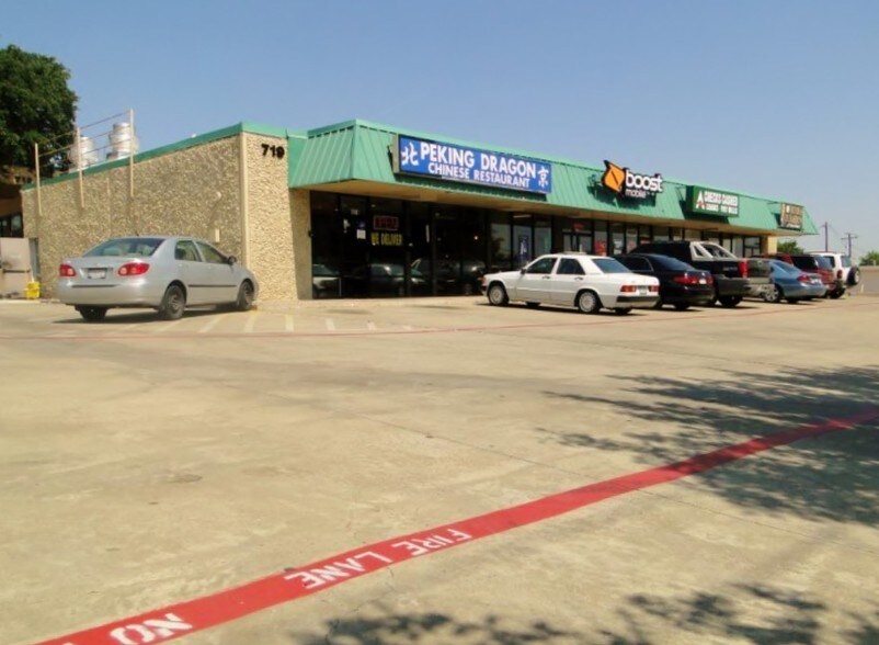 More Photos Of 719 N Hampton Rd, DeSoto Unknown For Lease