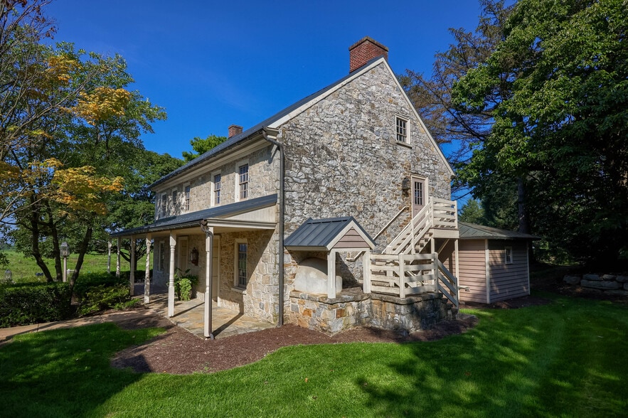 More Photos Of 711 Hartman Station Rd, Lancaster Office Residential For Lease