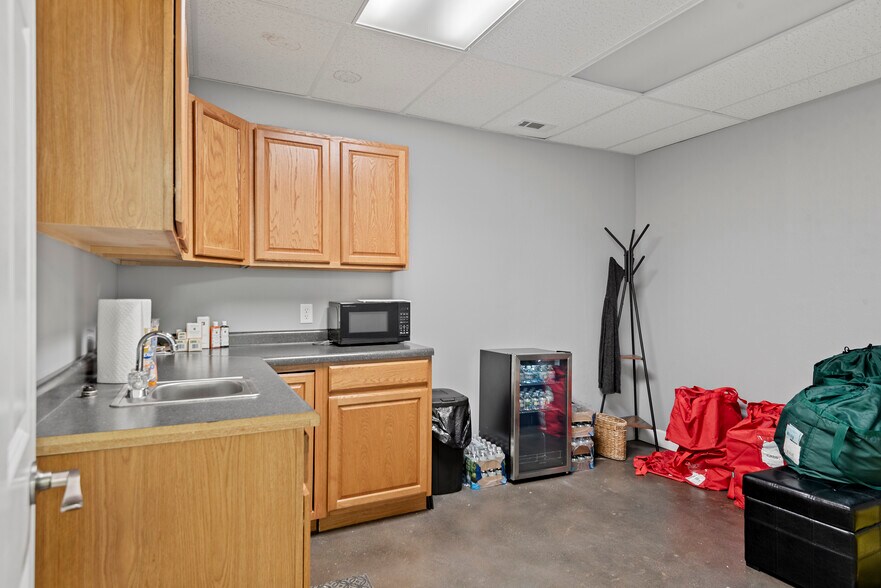 More Photos Of 2445 S 5th St, Springfield Office For Sale