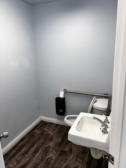 More Photos Of 8031 Greenleaf Ave, Whittier Freestanding For Lease