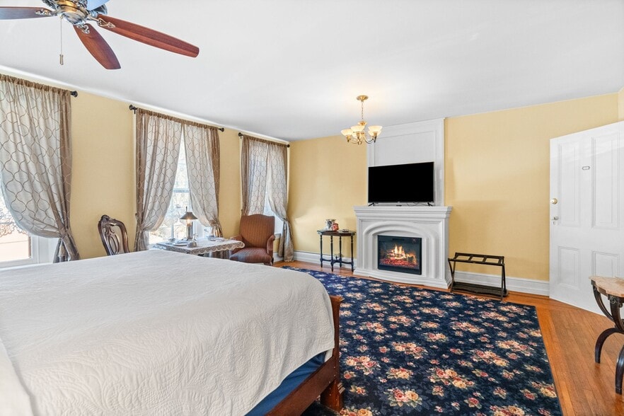 More Photos Of 23-25 Race St, Jim Thorpe Hospitality For Sale