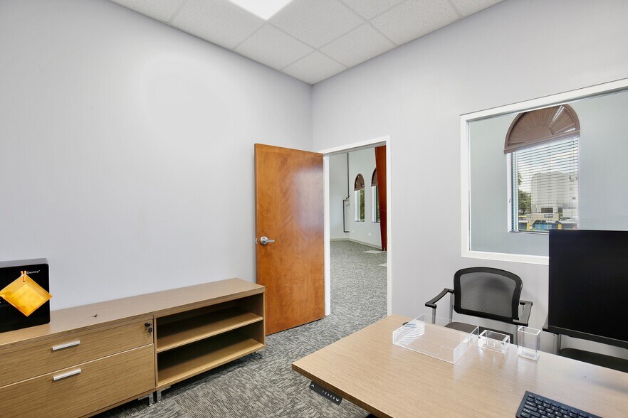 More Photos Of 6881 Kingspointe Pky, Orlando Flex For Lease