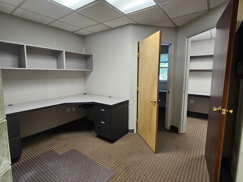 More Photos Of 202 E Main St, Huntington Medical For Lease