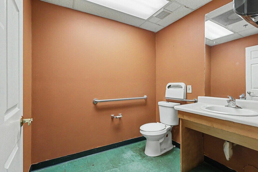 More Photos Of 1445 Cleveland Ave, East Point Showroom For Sale