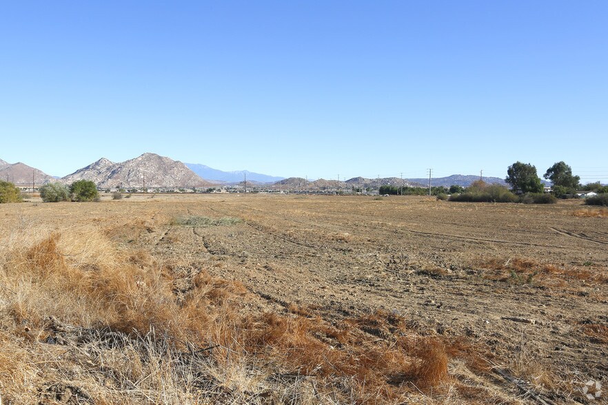 More Photos Of 450 E Rider St, Perris Distribution For Lease