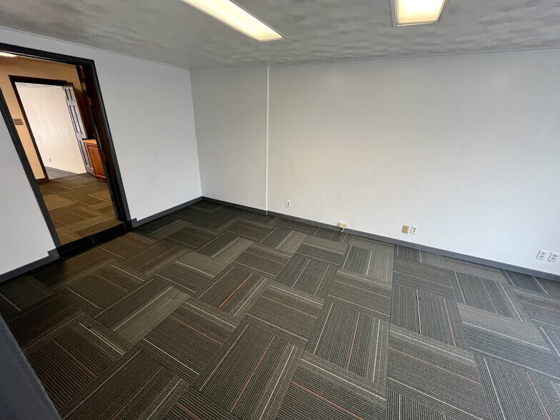 More Photos Of 1759 E Elm St, Springfield Office For Lease
