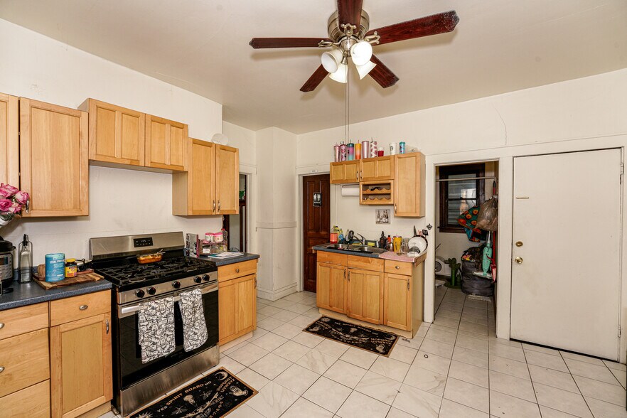 More Photos Of 1825 N Astor St, Milwaukee Multifamily For Sale