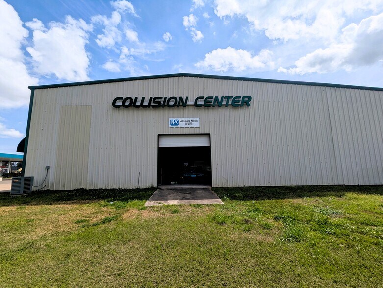 More Photos Of 5320 W Parkway St, Groves Industrial For Sale