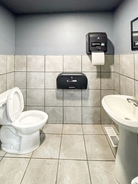 More Photos Of 1119 Thomas St, Redfield General Retail For Sale