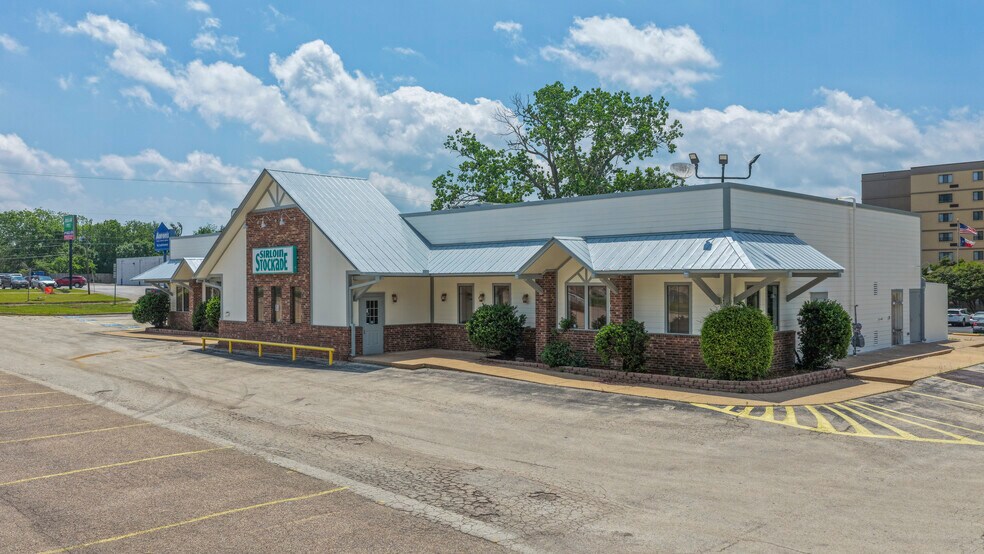More Photos Of 2508 W 7th Ave, Corsicana Restaurant For Lease