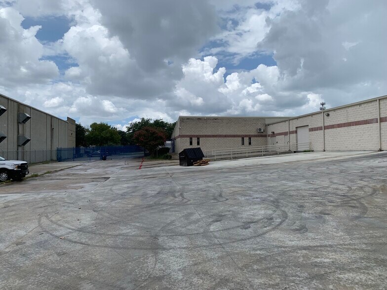 More Photos Of 12830 Cogburn Ave, San Antonio Light Distribution For Lease