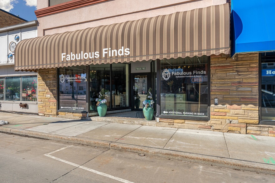 More Photos Of 811 Oregon St, Oshkosh Restaurant For Sale