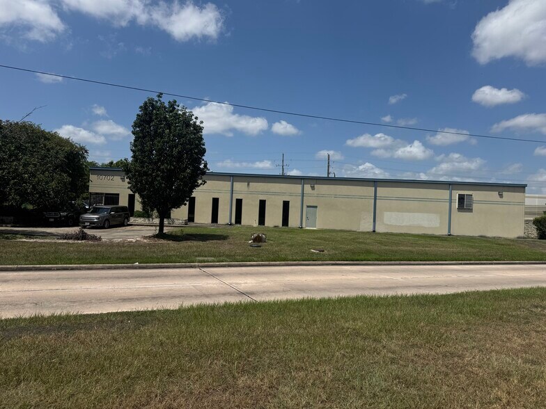 More Photos Of 10702 Old Bammel N Houston Rd, Houston Warehouse For Sale