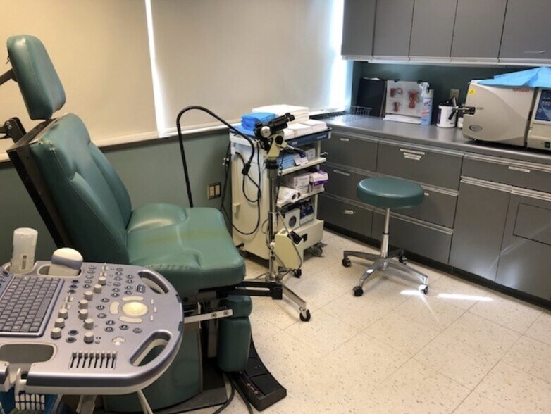 More Photos Of 233 Willis Ave, Mineola Office For Sale