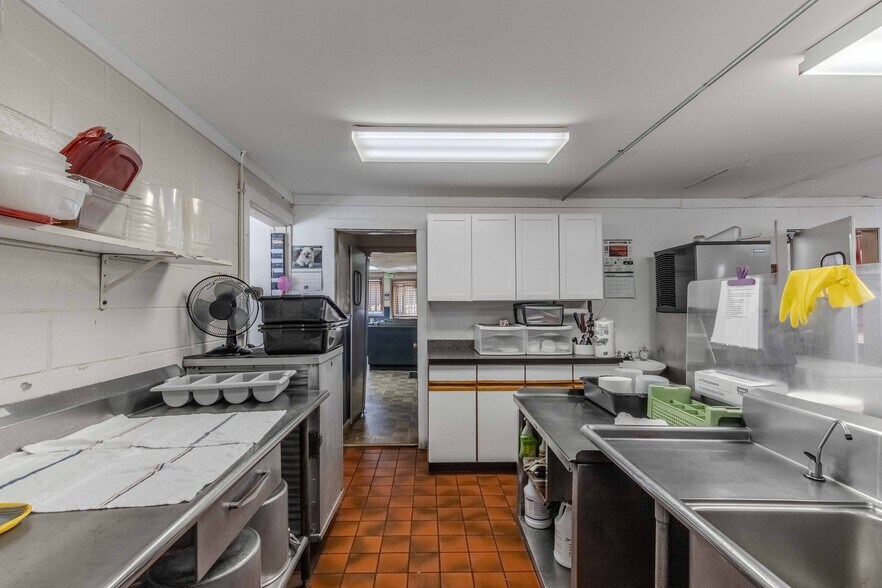More Photos Of 407 Third St, Howe Specialty For Sale