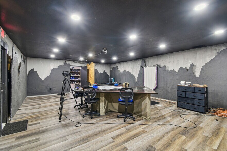 More Photos Of 14915 N Nebraska Ave, Tampa Showroom For Sale