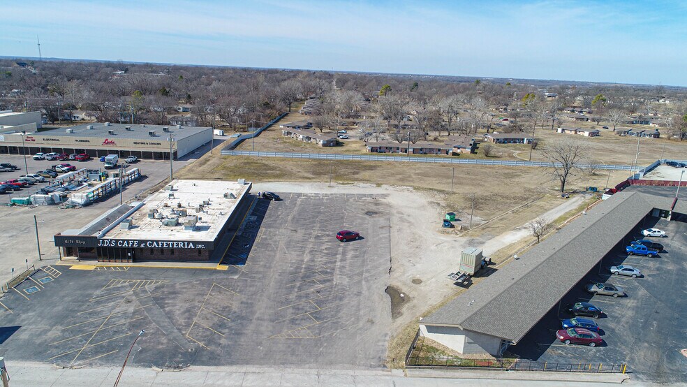 More Photos Of 911 N Broadway Ave, Ada Restaurant For Sale