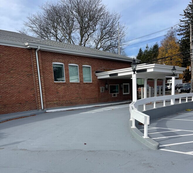 More Photos Of 208 Elm St, New Canaan General Retail For Lease