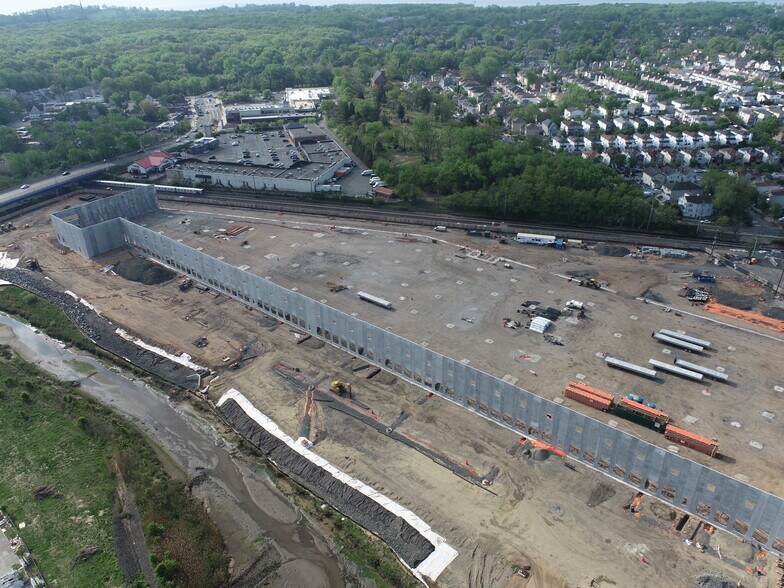 More Photos Of 1 Nassau Pl, Staten Island Warehouse For Lease