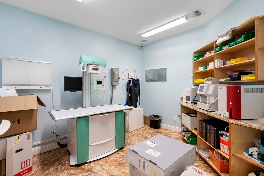 More Photos Of 5633 Metrowest Blvd, Orlando Veterinarian Kennel For Lease