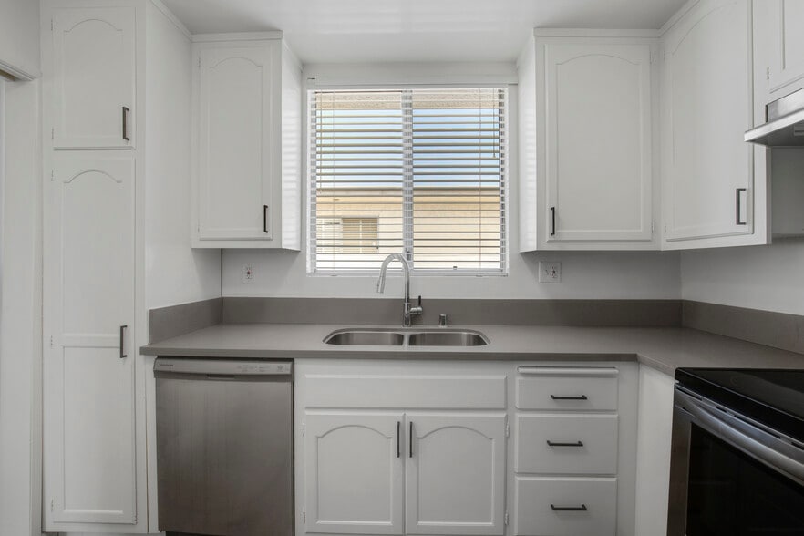 More Photos Of 11733 Mayfield Ave, Los Angeles Apartments For Sale