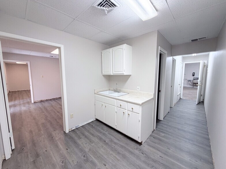More Photos Of 511 W Rhapsody Dr, San Antonio Service For Lease
