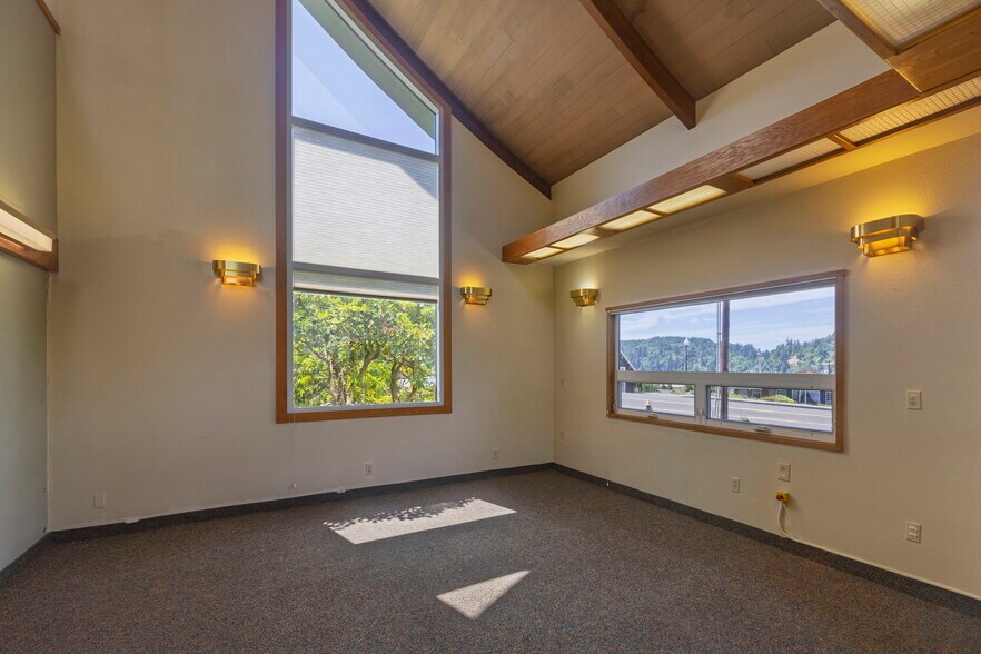 More Photos Of 210 NE Alder St, Toledo Office For Sale